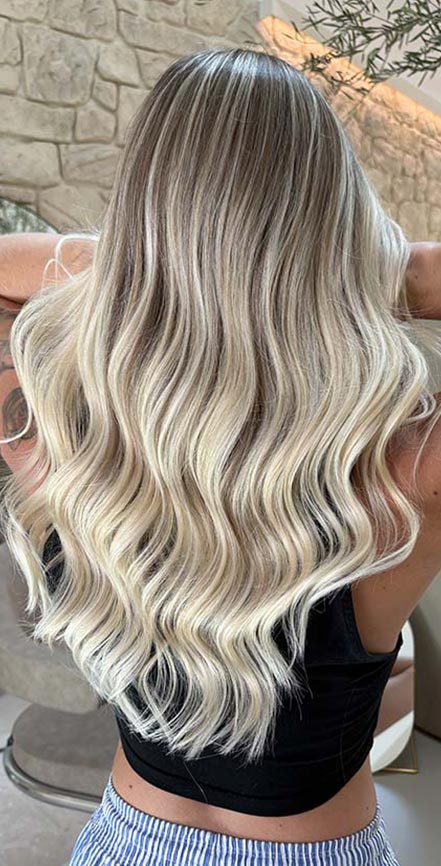 Jeune femme blonde de dos